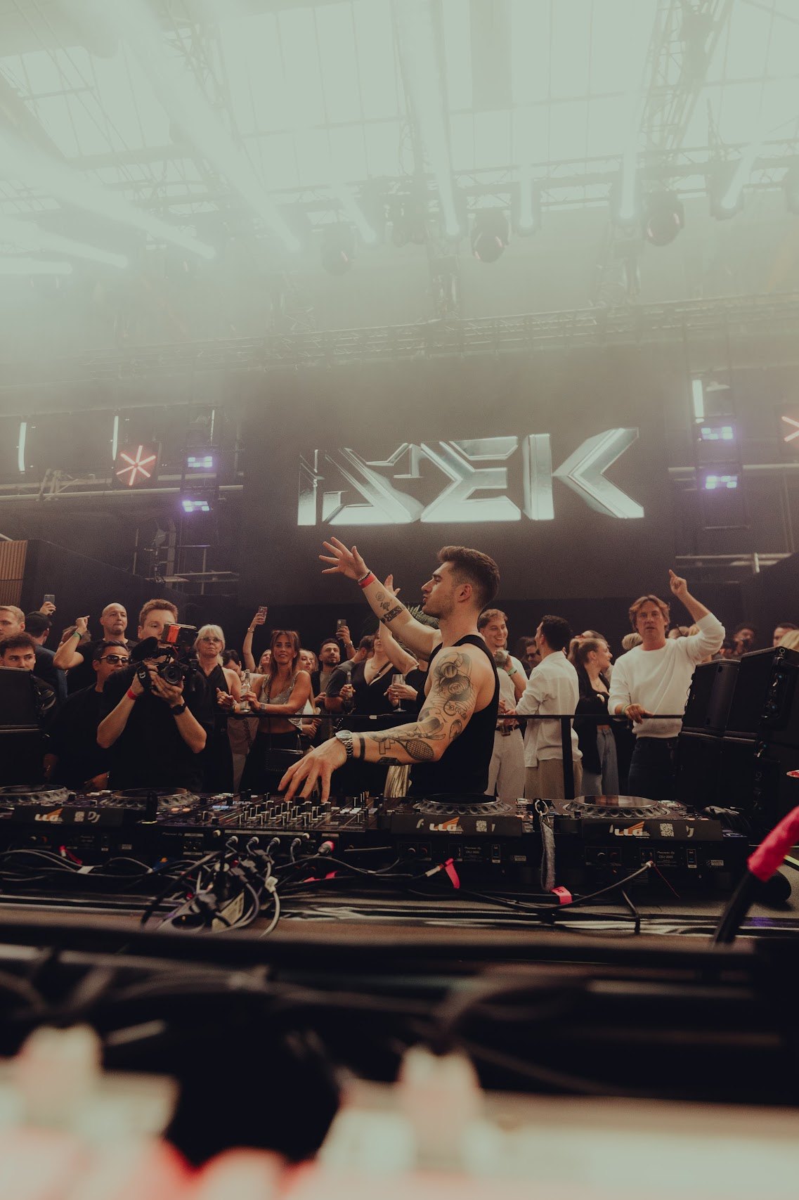 ISEK live am DJ-Pult