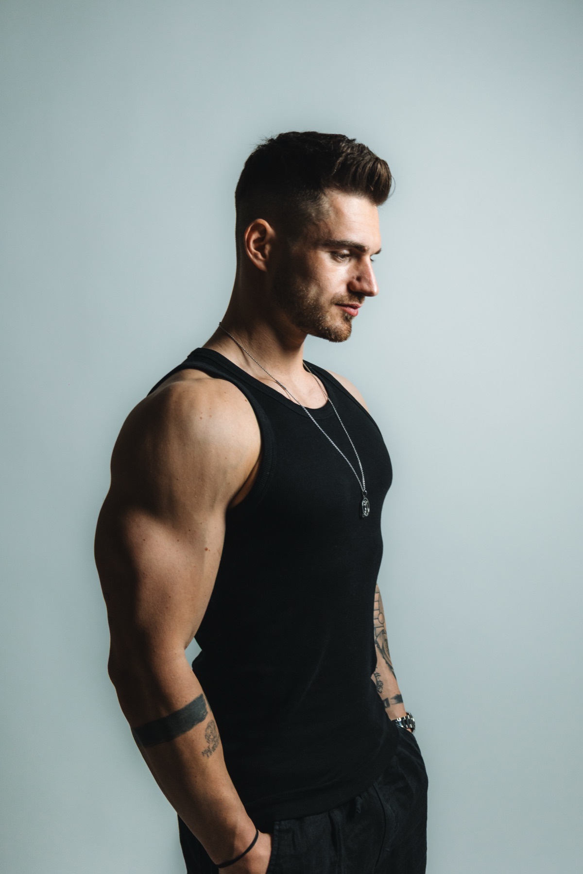 ISEK Studio-Portrait im Profil