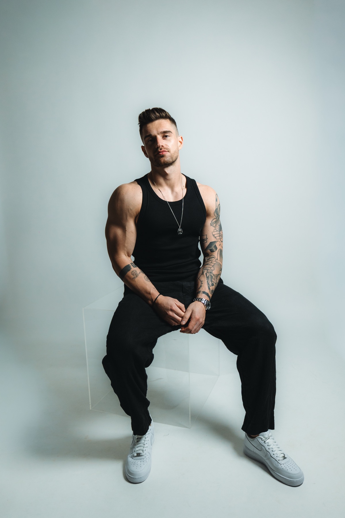 ISEK Studio-Portrait sitzend
